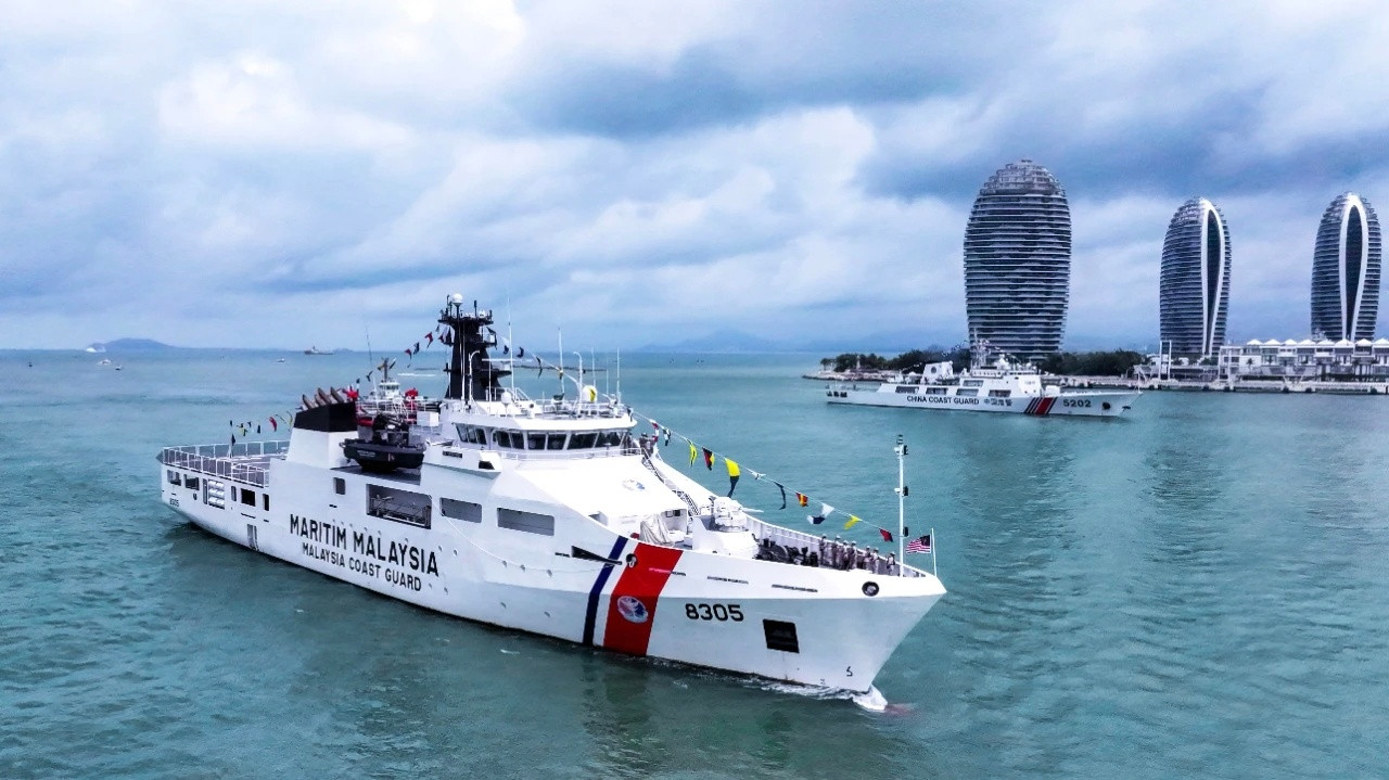 马来西亚海事执法局舰船首次到访中国马方8305船访问海南三亚，中方5202东门舰