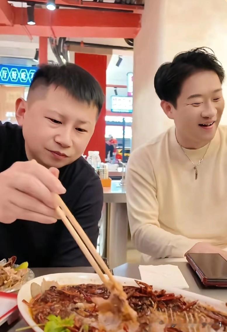 一桌鱼饭照出人情冷暖，何云伟埋头吃鱼，唯独忘了郭德纲夫妇的旧情！都说一顿饭最能