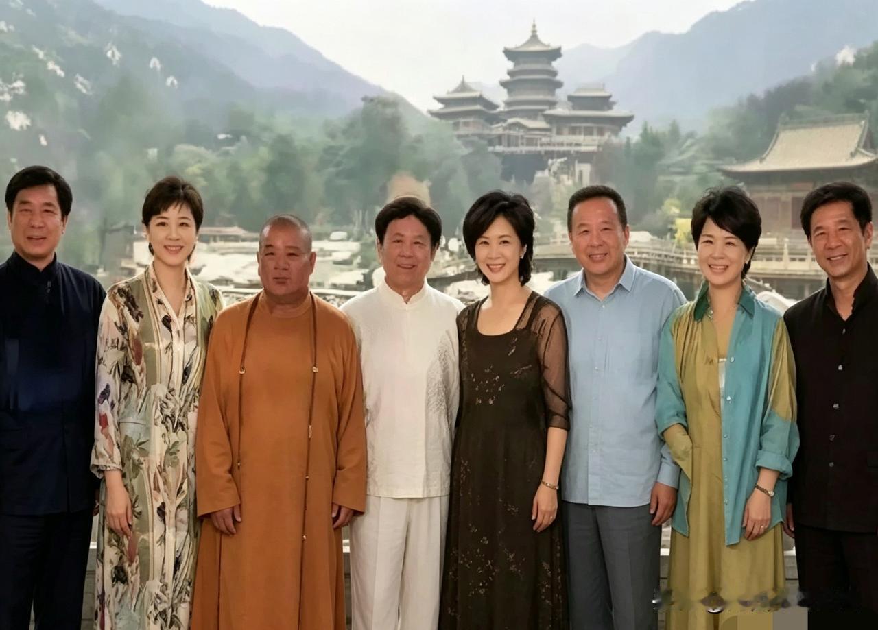 这是《禅宗少林·音乐大典》主创团队的合影。画面汇集梅帅元、杨澜、释永信、易中天、
