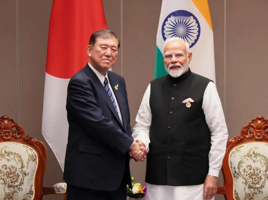 日本首相石破茂为印度总理莫迪举行欢迎仪式，真是没有尴尬只有更尴尬。印度总理莫迪的