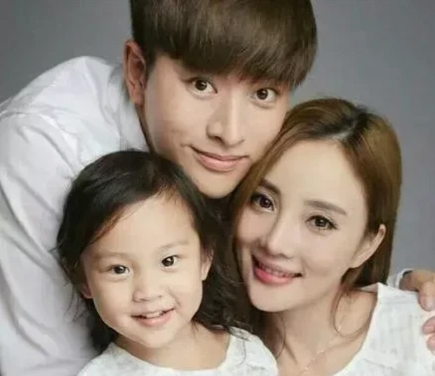 2002年，24岁的李晨爱上了小3岁的李小璐，情到浓时，还在大腿上刻了“璐”字，