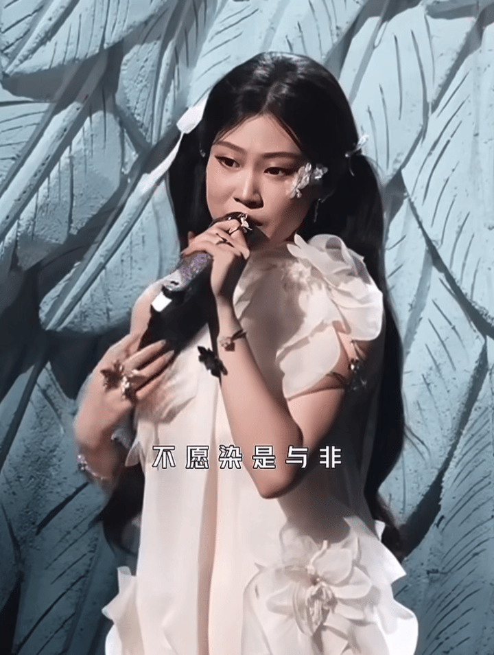 沈佳润唱歌不行观众能忍颜值不够大家包容但这些扭捏的小动作连小沈阳出面都没用