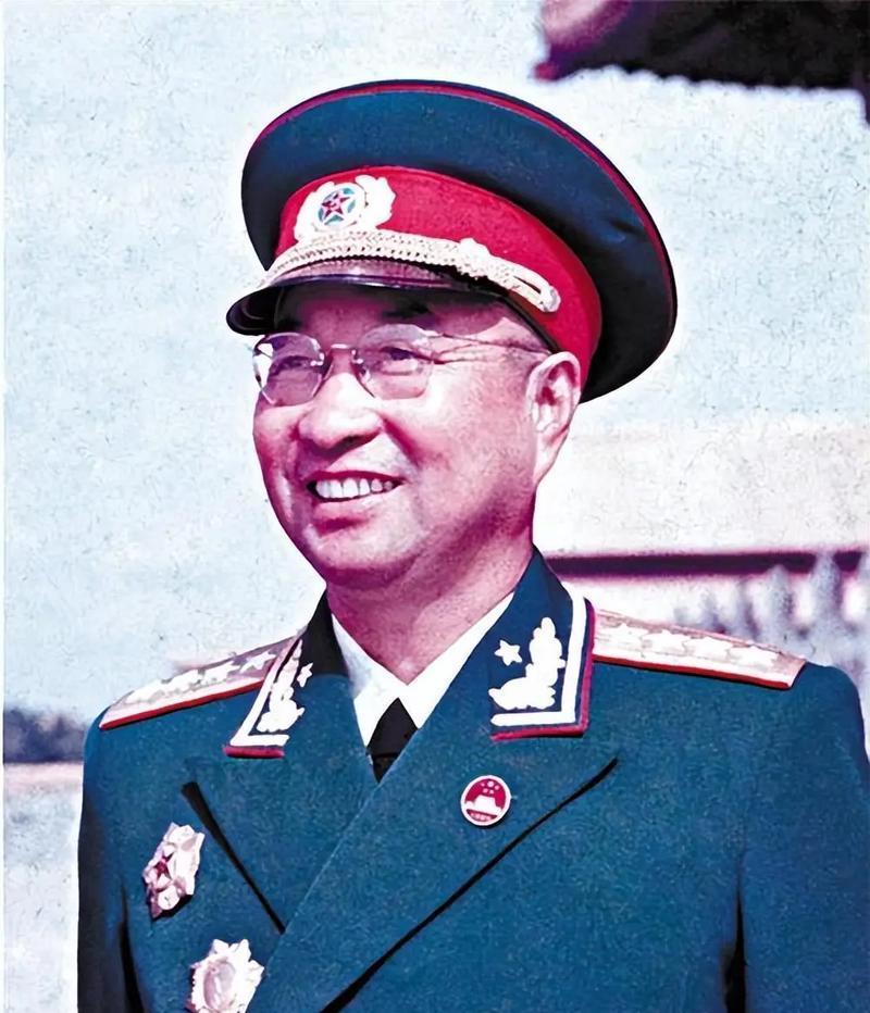 1953年深秋，哈尔滨街头，筹建军事工程学院的陈赓将军，车被交警拦下。交警醉醺醺