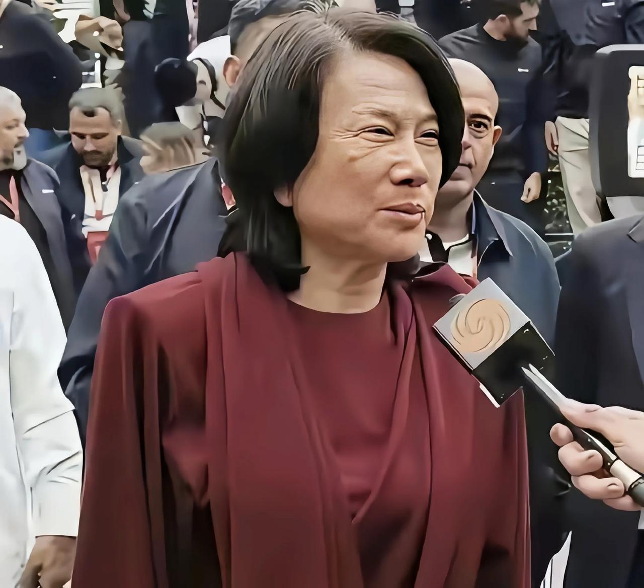 有人说这是70多岁董明珠，卸了美颜真实模样，我觉得是危言耸听最近董明珠一组未开