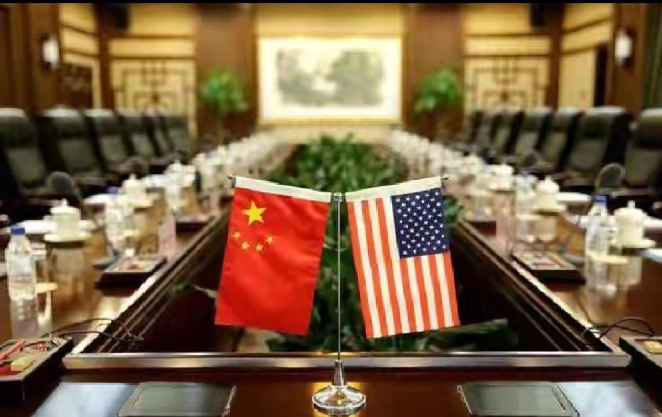 刚握手,就拔刀?——特朗普在吉隆坡拍肩示好,中美社论竟同步炮轰赖清德,台股芯片指