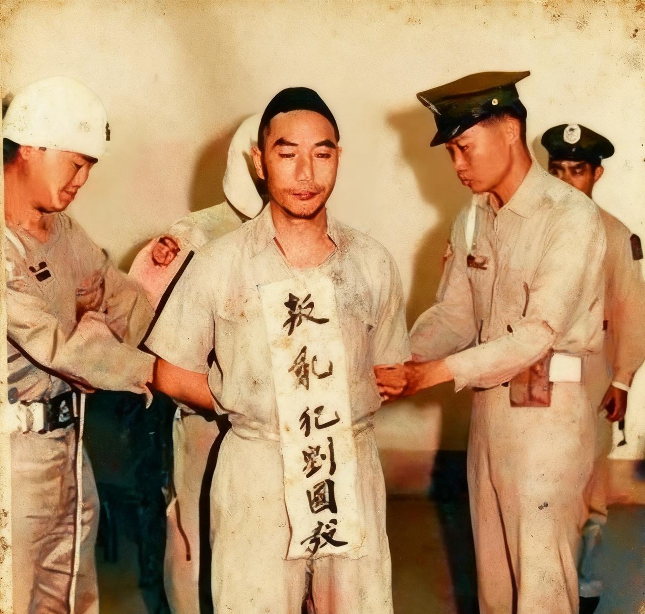 这不是剧照，而是敌人档案中公布的一张临刑照，这个即将慷慨赴死的英雄名字叫刘国毅，