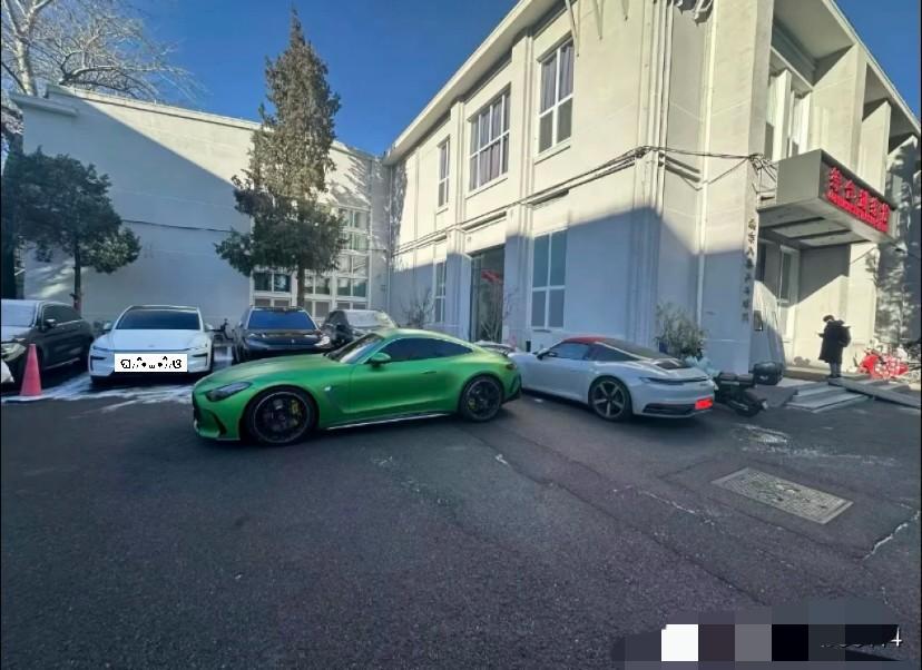 先农坛这波路透也太绝了吧！王楚钦的新款奔驰往那儿一扎，旁边紧跟着龙队的车，俩车并