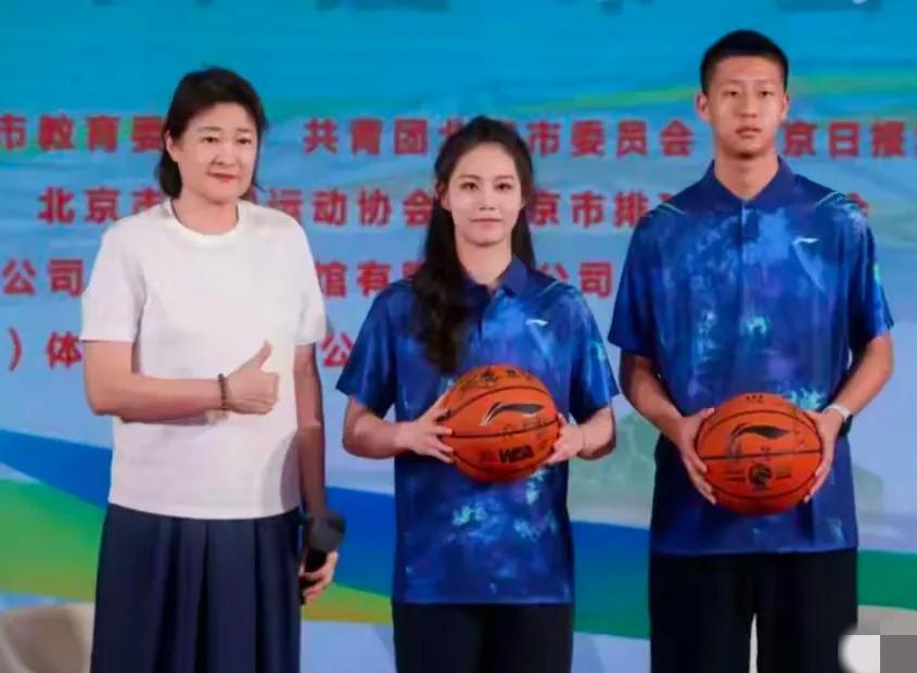 曝郭仕强儿子已入选国少！父子俩高大帅气长相极像，女儿超萌可爱也是大长腿！