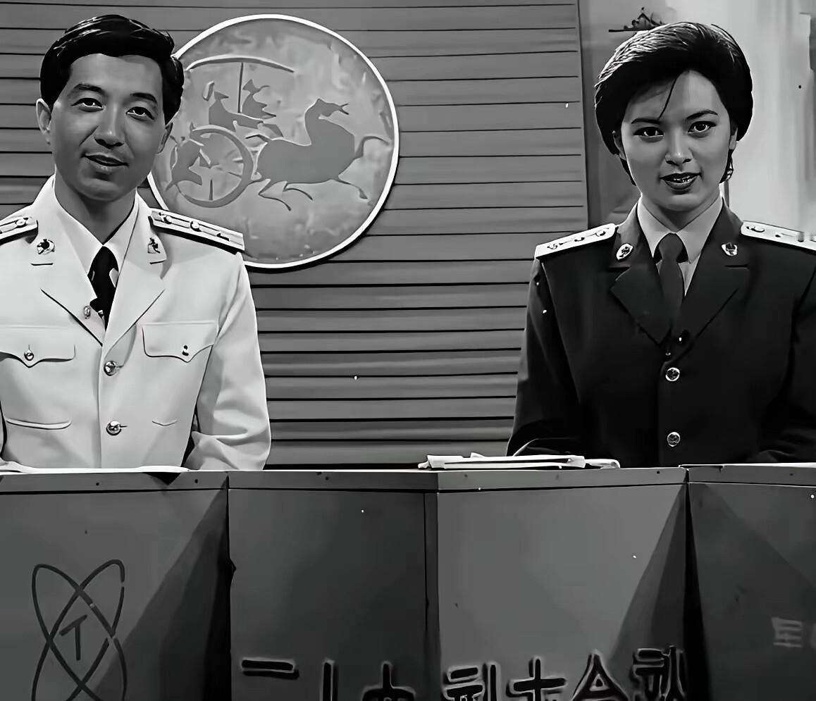 30年前的央视军事节目里,张召忠还是中校,张莉还是中尉。局座几十年战忽局的生