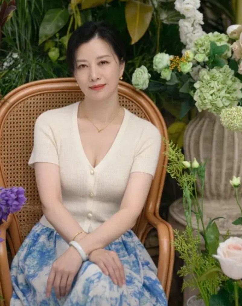 你看到我，是叫我姐姐还是阿姨？