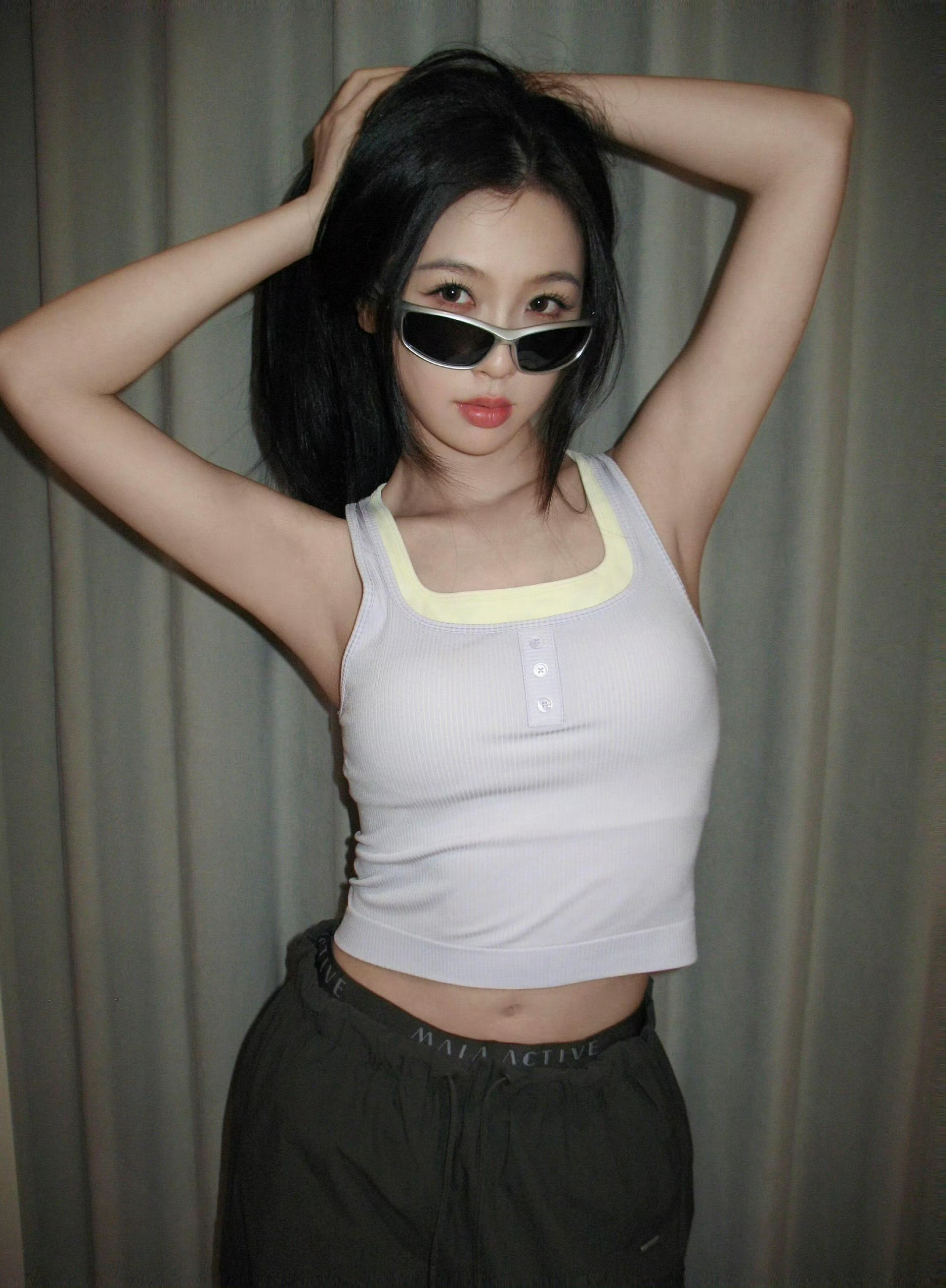 虞书欣今日营业永远最佳状态面对粉丝她get我的点是：衣服只要穿过就不再送给粉丝了