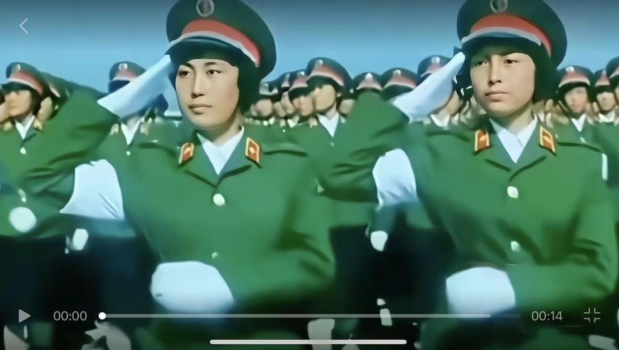 84年阅兵女兵方队是正规军人，2025年的女兵方队是民兵。当然了，不管哪一年的