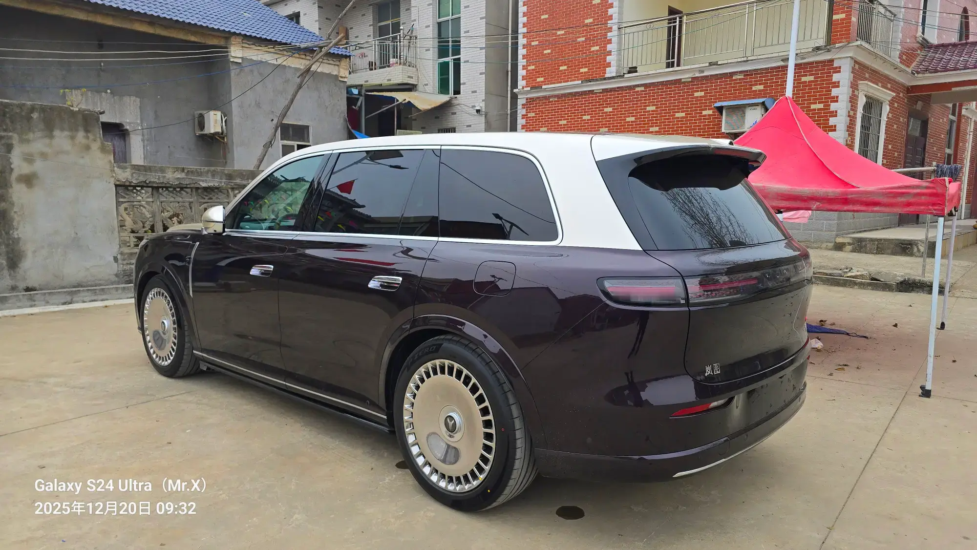 岚图泰山率先改成明装智能机械两用门把手，兼顾智能便捷与机械可靠，值得点赞！