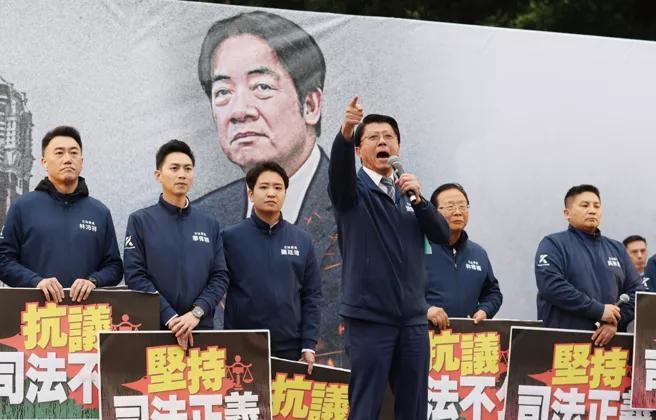 民众党11日举办「钉孤枝」活动，游行人数超过15万人，国民党除县市长出席外，还有