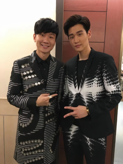 你是没在台下看过，你直接跑台上去看了