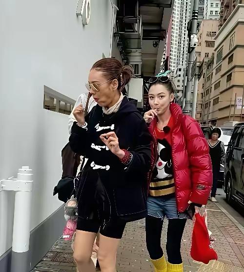 大家看出来了吗？这两位美女是谁？