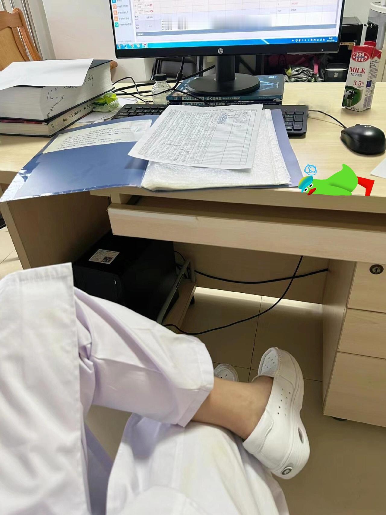 去医院看病经常遇到一件闹心的事，上午找医生开单做检查，等下午报告出来，开单的医生