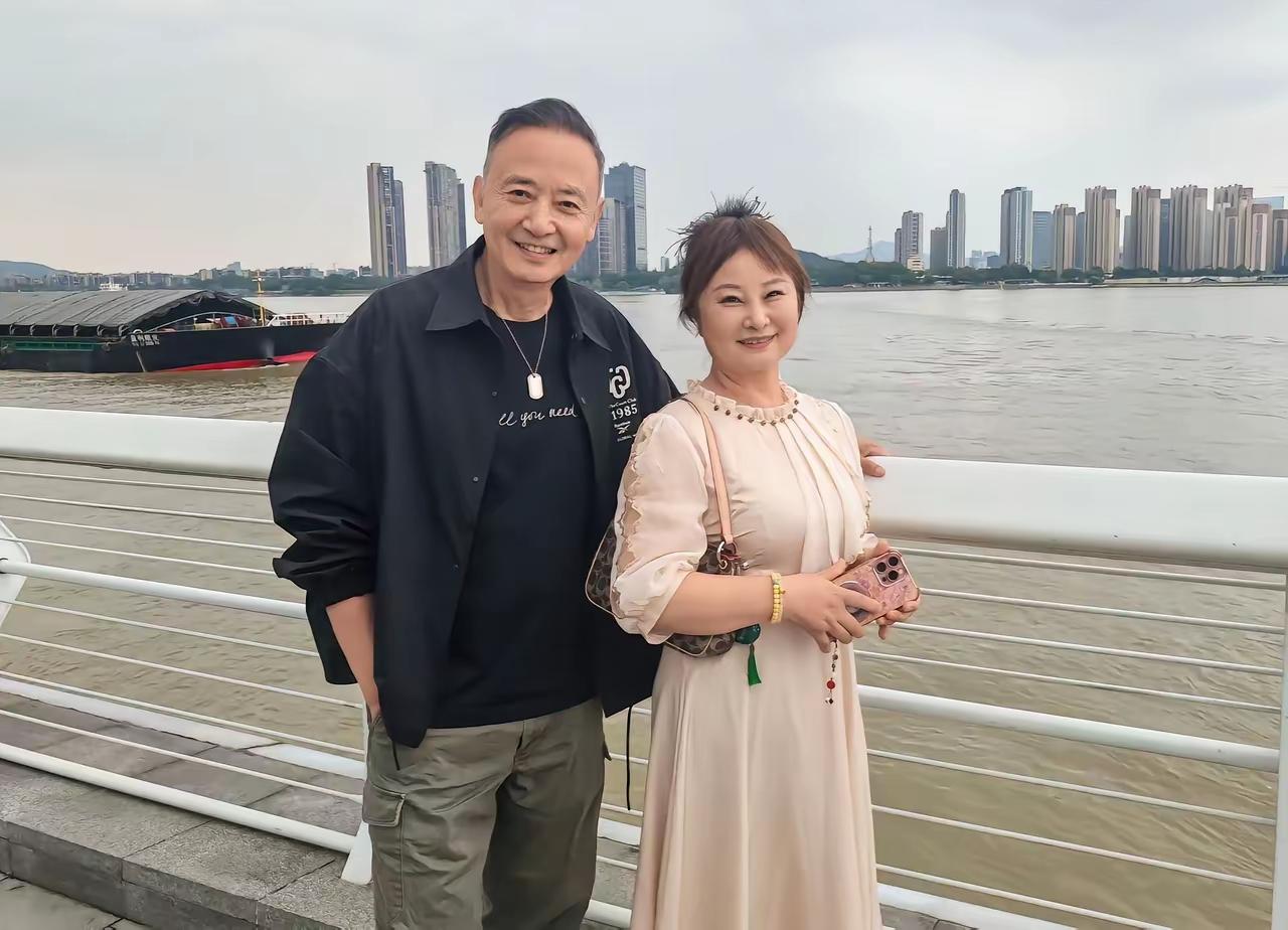 侯长荣老师怎么看着这么的年轻，这么的休闲，这么的时尚？这穿着打扮实在是走在时尚的
