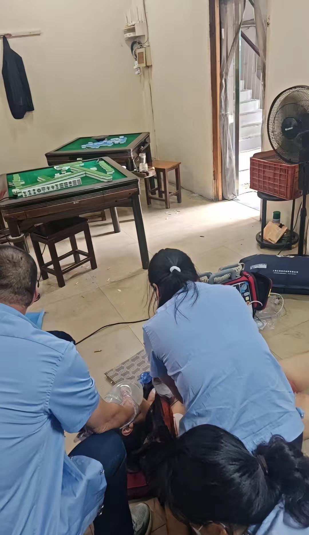 今天下午，我们小区里的麻将馆发生了一件可怕的事，小区里一位64岁老大妈在打麻将时