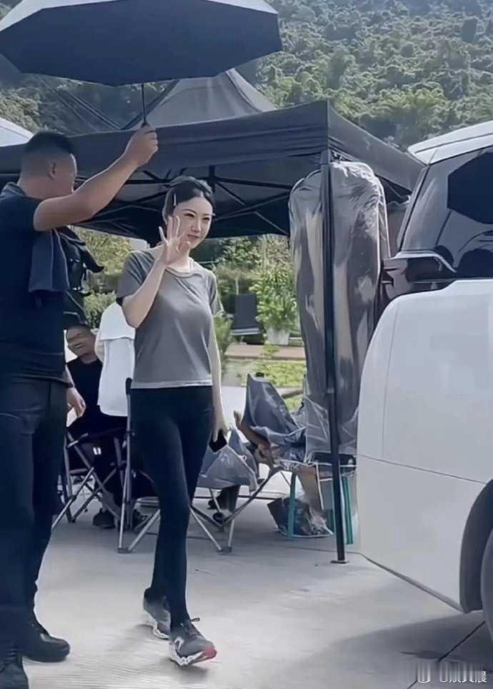 片场里的景甜穿搭超松弛，就算是人间富贵花，也真实又可爱～