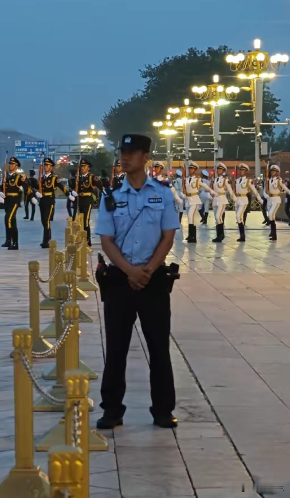 升旗仪式上这位执勤的警察小伙子也太帅了吧！怎么看都像一名军人，最起码也当过兵吧！