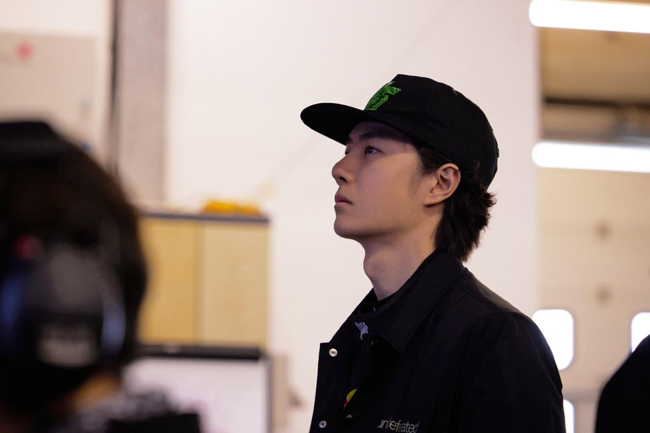 王一博，「赛前试车𝗗𝗔𝗬𝟭」好绿的鞋子，好闪亮的头盔，好完美的身材