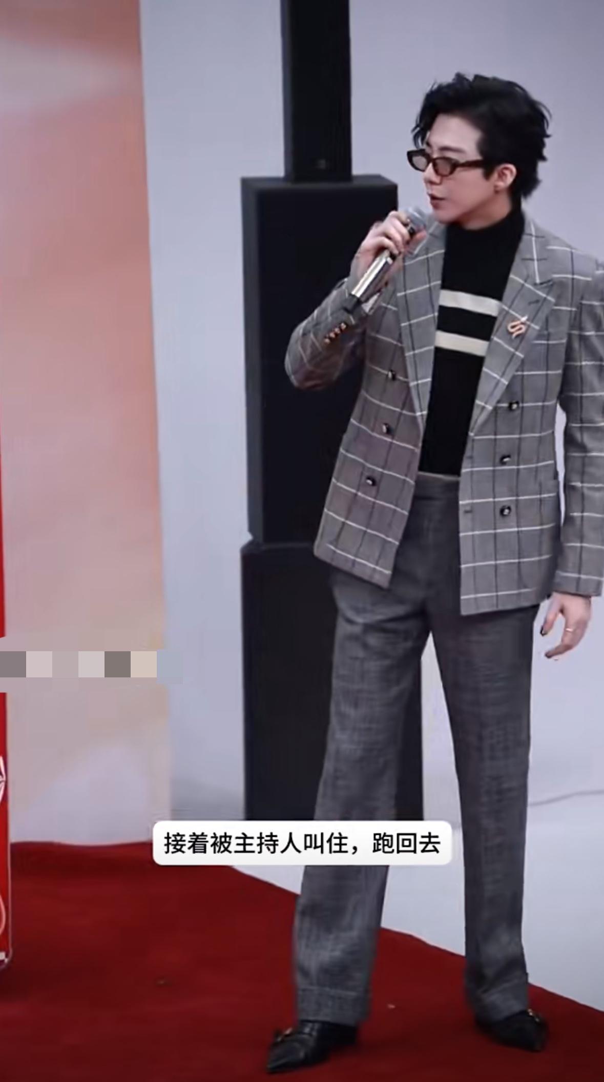 刘宇宁星光大赏红毯狂奔星光大赏红毯最忙的人非刘宇宁莫属！长腿狂奔赶场，从张凌