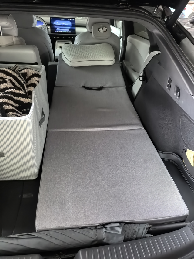 小鹏P7＋移动的不仅仅有大床还有房小鹏P7＋后排放平，倾斜角度大概10度以内，