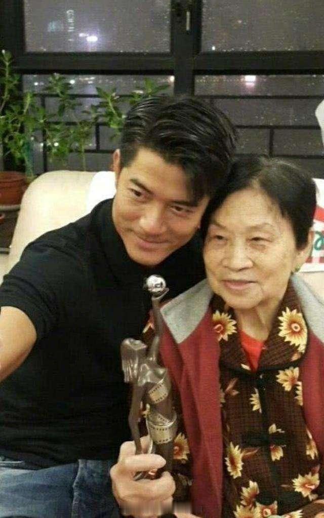 郭富城长得好像他妈妈,他母亲生前很疼爱他。郭富城就是一个不缺爱的幸福人儿,他妻子