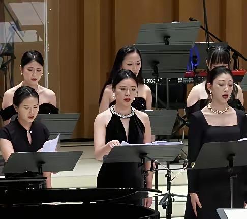 一己之力，毁掉一个合唱团的名声。演出服穿完就退，省下几百块，却让全国巡演跟着蒙