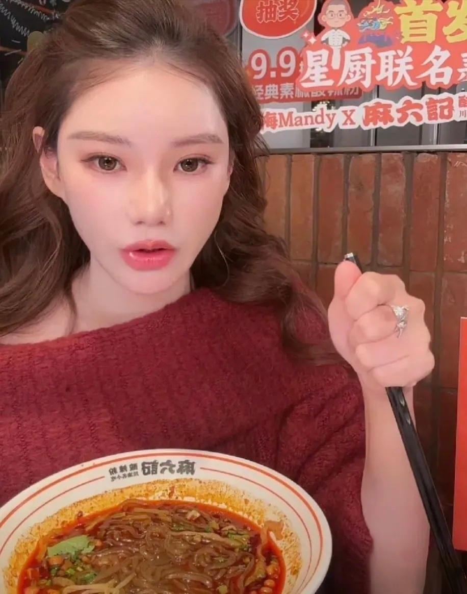 马筱梅挺着明显孕肚又开播带货了！如今汪小菲、张兰账号被封，她直接扛起麻六记大