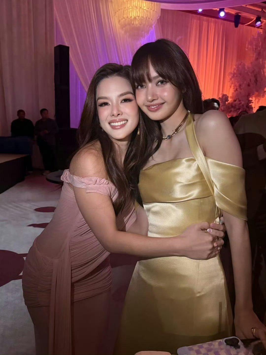 Lisa参加婚礼怎么会有人连参加婚礼都这么好看啊！这妆容和发型完全长在我的审美点