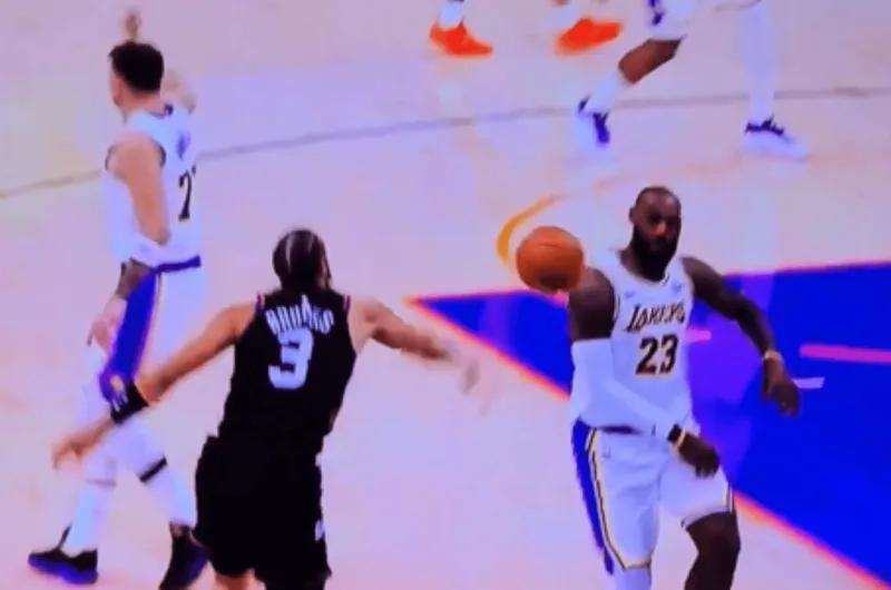 很少见到詹姆斯这么生气？狄龙将球拍向詹姆斯，詹姆斯愤怒讨要说法，裁判吹罚了詹姆