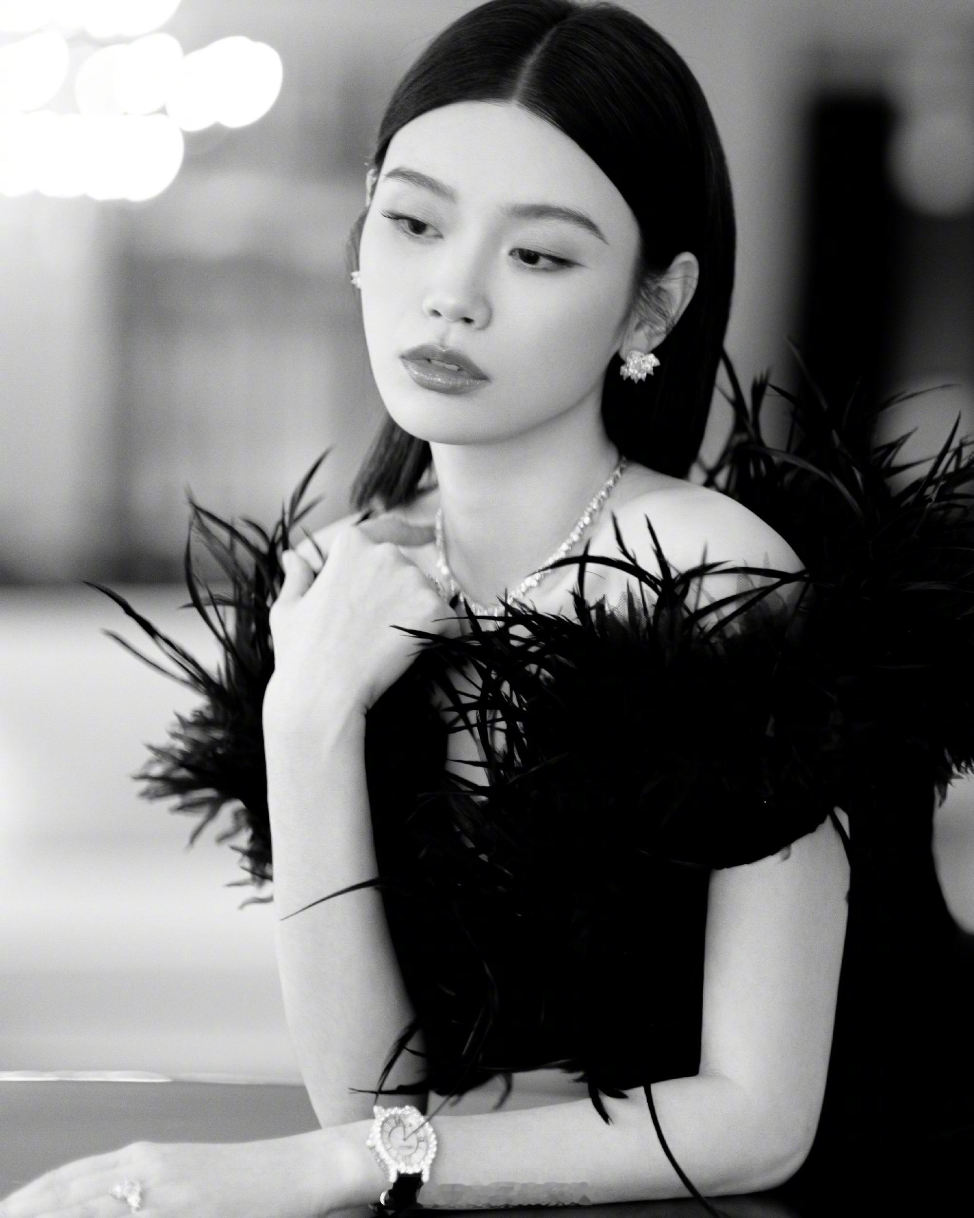 奚梦瑶黑色羽毛裙贵气迷人