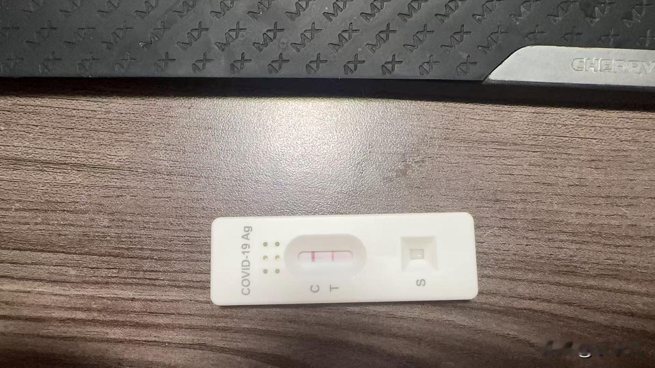 这一波新冠的威力还挺大的。虽然说不如第一次新冠的时候那么猛，但比第二次新冠的时