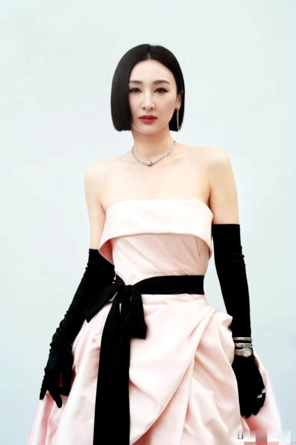 高海宁的粉黑穿搭：把“优雅拽姐”焊在审美上高海宁这组粉黑造型，是把“甜酷对