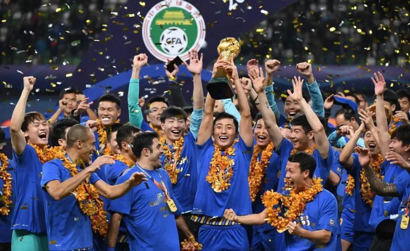 天价的养老合同，说白了就是一场俱乐部和球员之间的豪赌。当年江苏队解散，吴曦、李