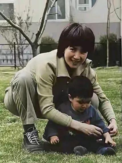 何晴对许何的爱有多深呢？从许何小时候被养得白白胖胖便能窥见一斑。不禁让人设想，如