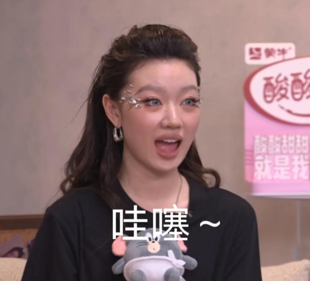 单依纯这次的妆造给所有女生都提了个醒无论你长得有多好看，都不要轻易去尝试她这