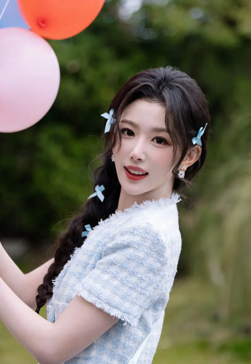 孔雪儿扎单麻花辫回眸甜笑腰肢纤细表情灵动娇憨