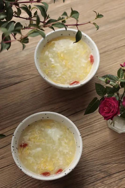 中医说一个补气血的老方子米酒蒸鸡蛋确实能补气血。从中医食疗角度看，米酒味辛性温，