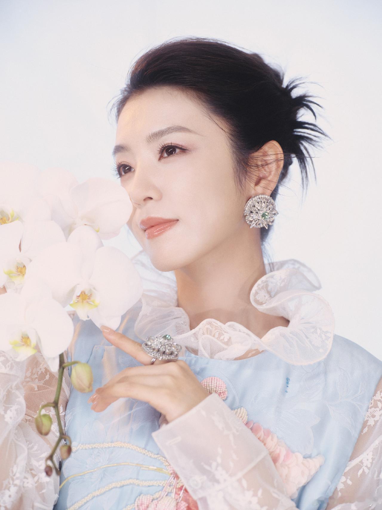 李云霄新中式大片封神！冰蓝绣锦衬清颜，东方韵致拉满李云霄这组新中式大片，将