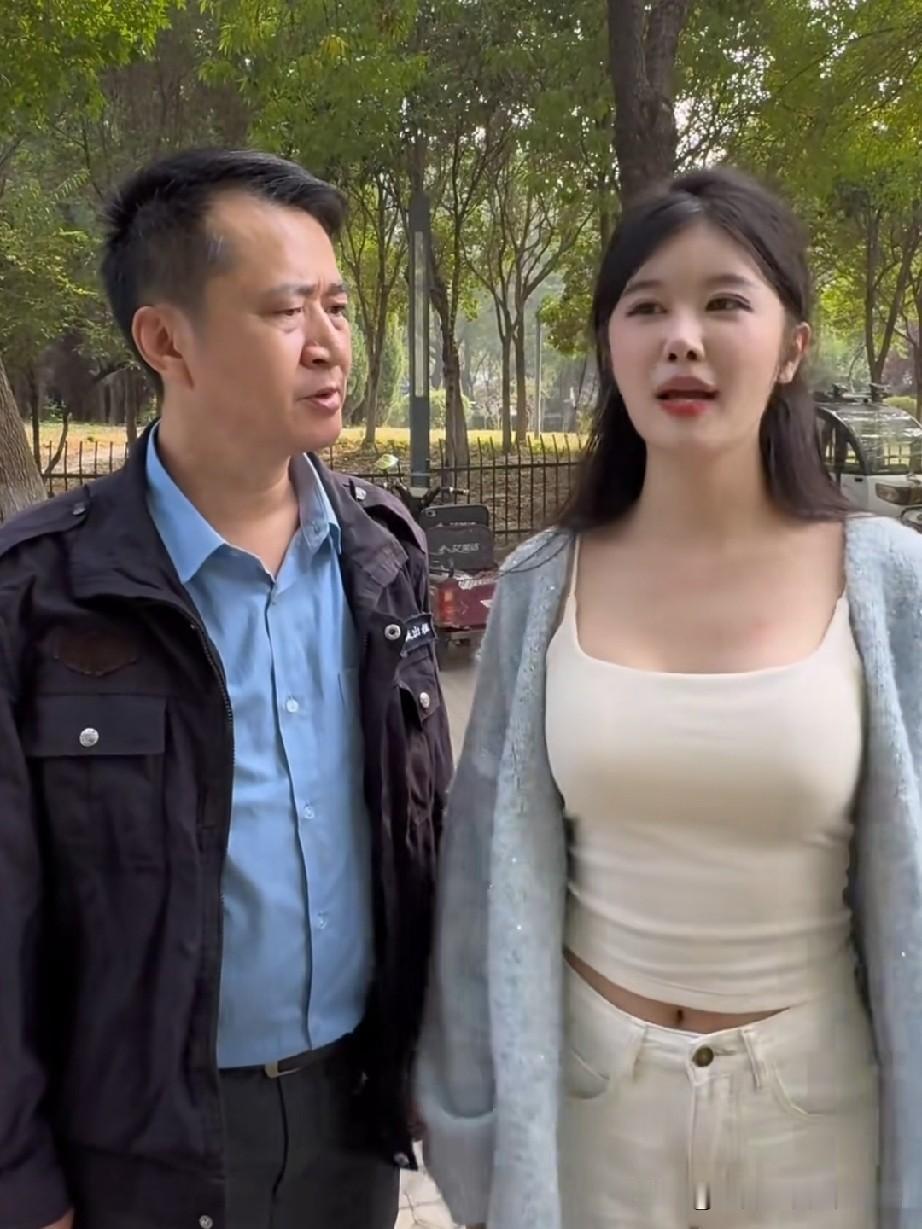 李嘉明和小月月也拍起段子来了，这个段子还挺搞笑的，不过好像是别人用过的旧梗。内容