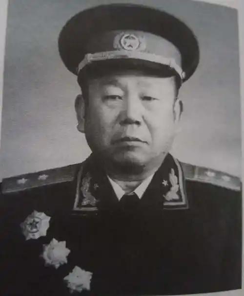 1952年，毛主席视察黄河时，看见一群国民党起义军官正在黄河边搬石头、夯