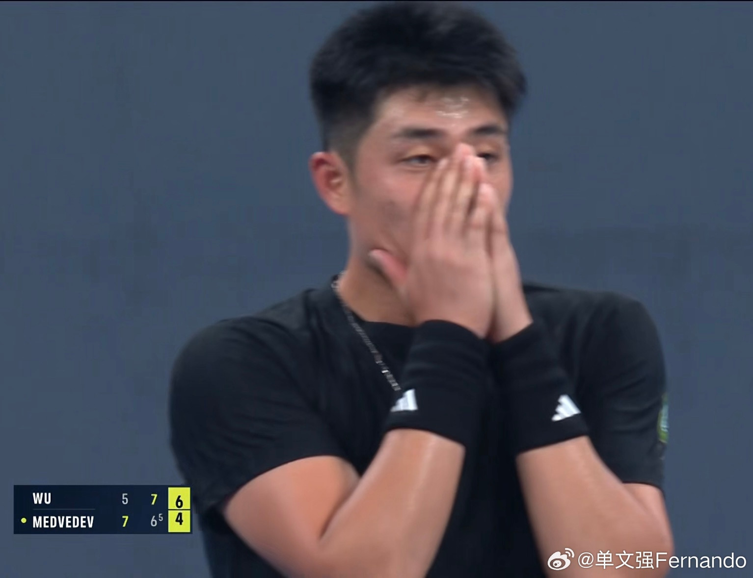 吴易昺晋级杭州赛四强吴易昺2比1梅德韦杰夫吴易昺！！！！！！卧槽！！！！！！逆转