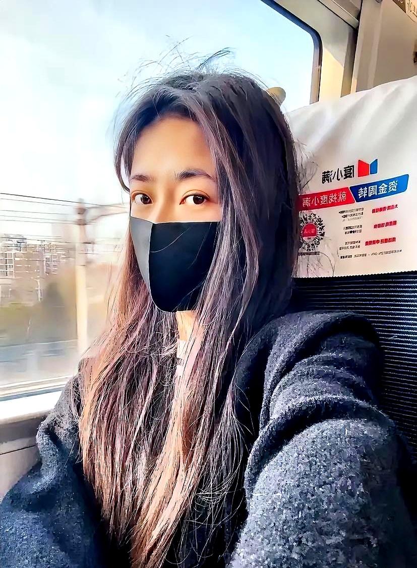 武汉表嫂跟深圳跑工程的丈夫结婚五年，一年见三次面，上个月突然不跟他说“今天好累”
