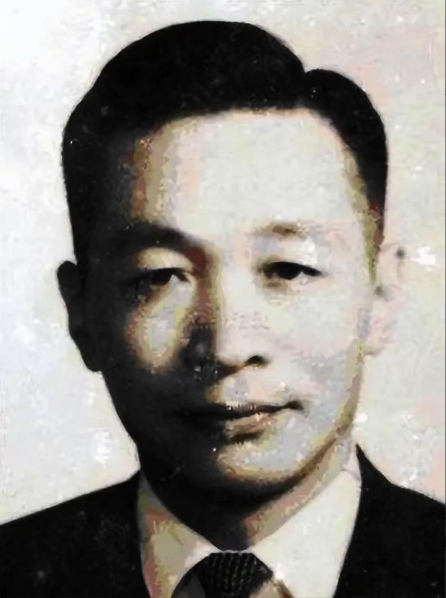 1938年，沈之岳给毛主席递上一支烟。主席接过却没点，沉默片刻后说道：“此人可能