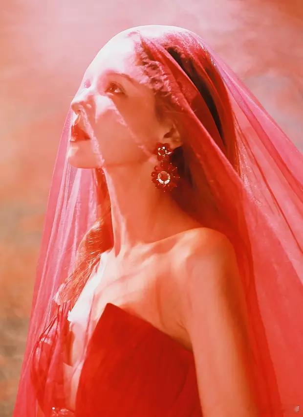 分享娱乐分享娱乐张予曦一袭抹胸长裙身材凹凸有致红纱覆面神秘魅惑​​