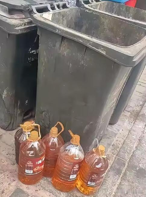 小区垃圾桶旁边放了几桶油，没有开封，这太败家了。有几个老年人在这里看了看，没有人