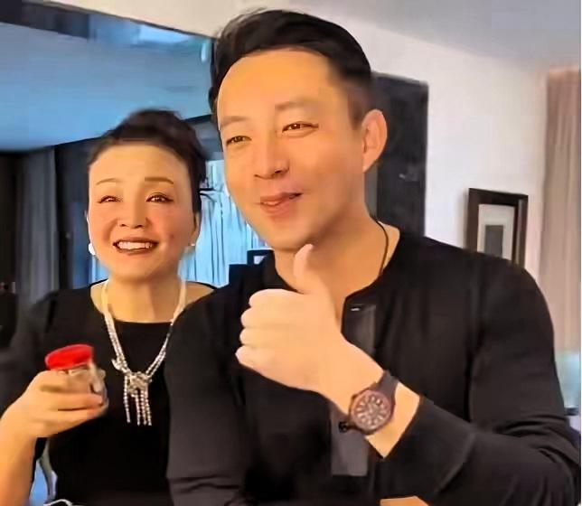 兰姐呢,她儿子身边的人,湾湾女回来了,带着三宝回来了,大家都在看,兰姐